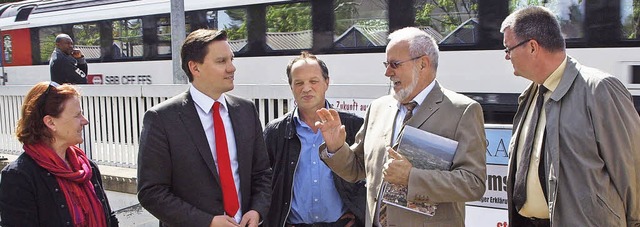 Bahnhof Herbolzheim: MdB Annette Sawad...im) und Matthias Guderjan (Kenzingen).  | Foto: Michael Haberer