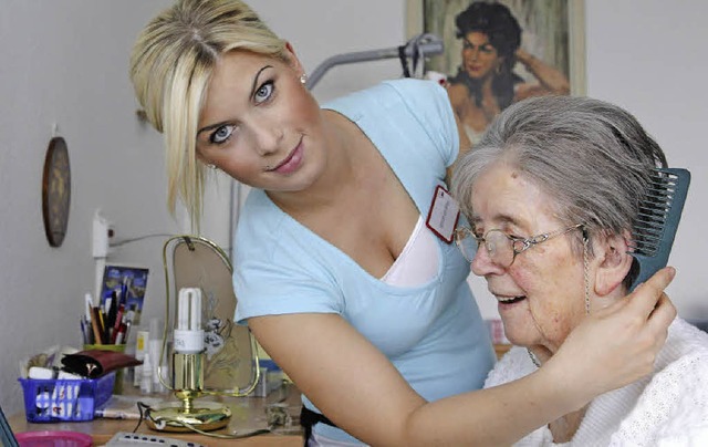 Die Ausbildung qualifizierter Altenpflegekrfte ist heute wichtiger denn je.   | Foto: dpa