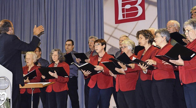Der  Gesangverein Langenau mit Dirigen...mlung des Alemannischen Chorverbands.   | Foto: Diehl