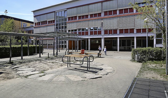 Die Arbeiten auf dem Schulhof sollen w...d der Sommerferien ausgefhrt werden.   | Foto: Christoph Breithaupt