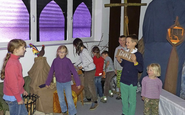 Entdeckungsreise im Marcher Ostergarte...nkinder erkunden den Karfreitags-Raum.  | Foto: claudia bachmann-Goronzy