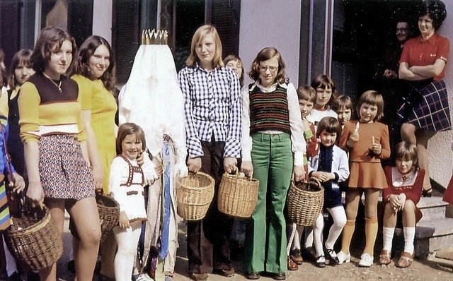 Farbenfroh: Maidlihisgier zieht 1972 durch Seefelden.  | Foto: Privat