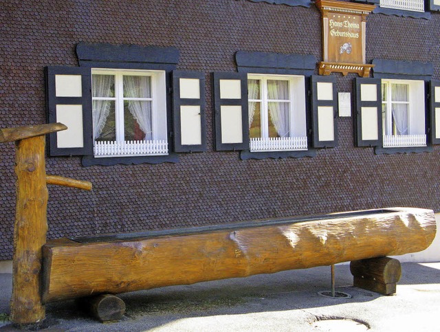 Der neue Brunnen vor dem Thoma-Haus, h...er, pltschert frhlich vor sich hin.   | Foto: Ulrike Spiegelhalter