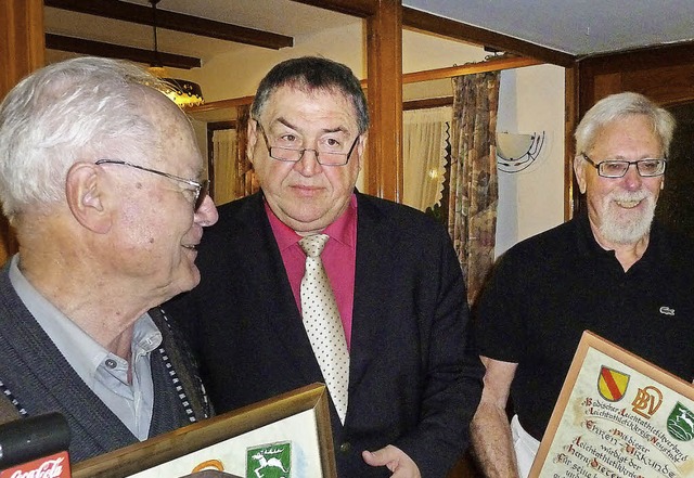 Kreisvorsitzender Rudolf Gwinner (Mitt...s Leichtathletikkreises Neustadt aus.   | Foto: Heidrun Simoneit