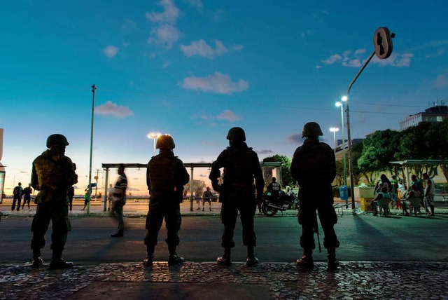 Brasilianisches Militr musste eingrei...ahia eine Gewaltorgie ausgelst hatte.  | Foto: AFP