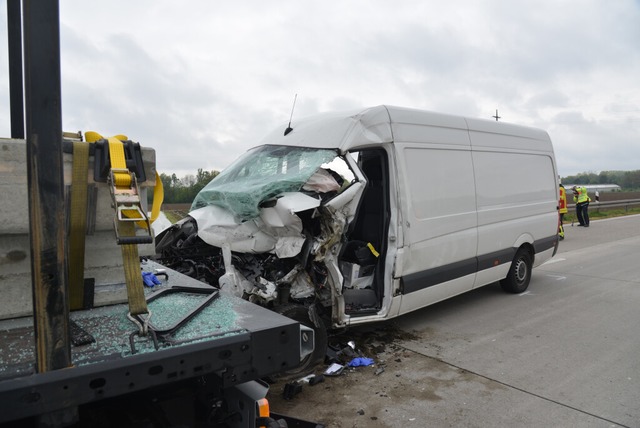 Nach dem Unfall musste die A5 in Fahrt...d fr mehrere Stunden gesperrt werden  | Foto: Kamera24