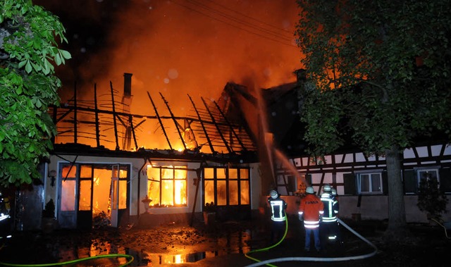 Mehrere Huser brennen vollstndig nieder.  | Foto: WOLFGANG KUENSTLE               