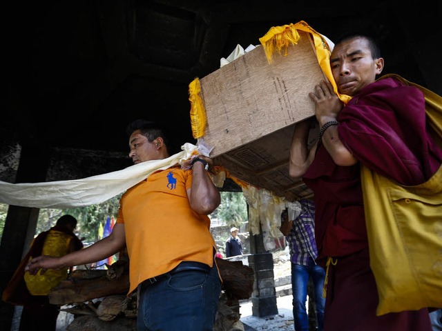 Beerdigung fr einen der beim Lawinen-Abgang am Mount Everest getteten Sherpas.  | Foto: dpa