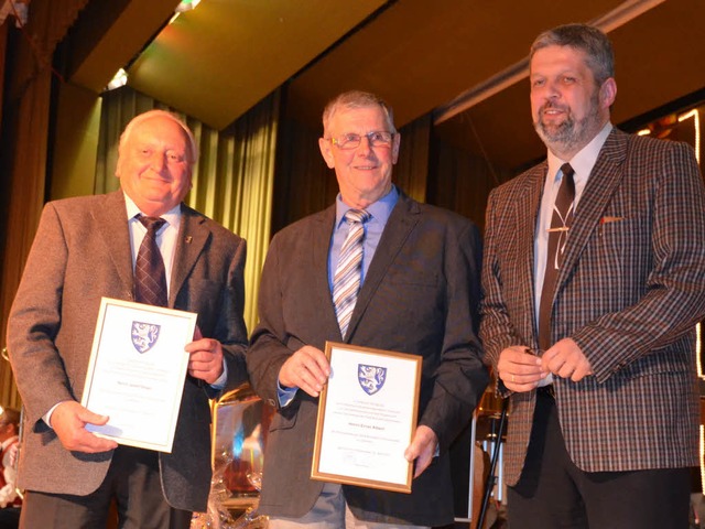 Brgermeister Michael Scharf verlieh E... die Ehrenplakette der Stadt Bonndorf.  | Foto: Cornelia Selz