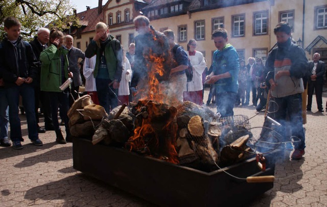 Osterbrauch in St. Peter: mit rauchend... ziehen Jugendliche von Haus zu Haus.   | Foto: John