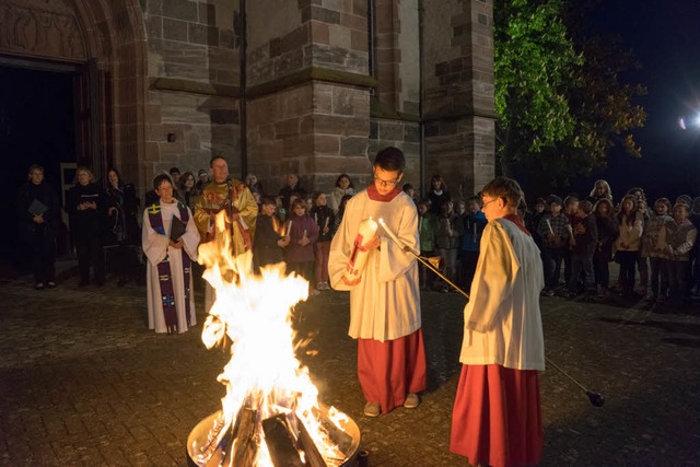 <Text>kumenischer Beginn der Osternac...ter die  Osterkerze entzndet. </Text>  | Foto: Martin Hau