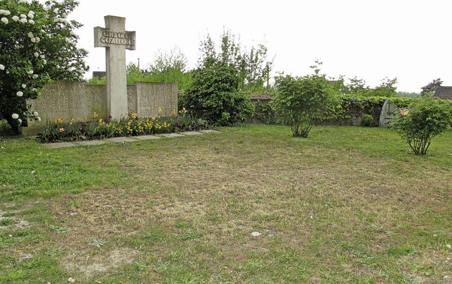 Auf dem Bad Bellinger Friedhof wird es... Kriegerdenkmals ein Urnenfeld geben.   | Foto: jutta schtz