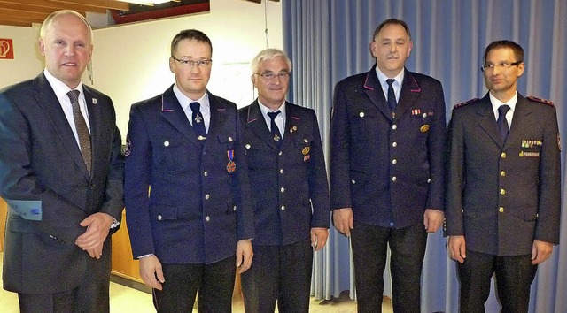 Mit dem Deutschen Feuerwehrehrenkreuz ...die Ehrungen und Auszeichnungen vor.    | Foto: Eberhard Gross