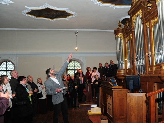 Orgelbaumeister Wolfram Sttzle erklr...cker Orgel in der Simonswlder Kirche.  | Foto: Horst Dauenhauer