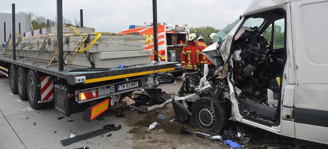 Total zerstrt wurde das Fhrerhaus de...n Fahrer auf den Lkw aufgefahren war.   | Foto: Eckert