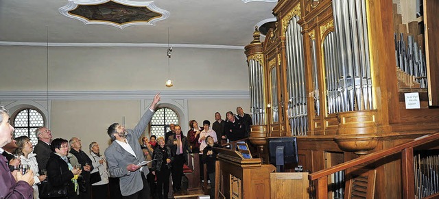 Orgelbaumeister Wolfram Sttzle erklr...volle Walcker-Orgel in St. Sebastian.   | Foto: Horst Dauenhauer