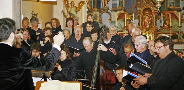 Verspielt und heiter ist  die &#8222;M...Bernhard Schmidt (links) die Messe um.  | Foto: Decoux-Kone