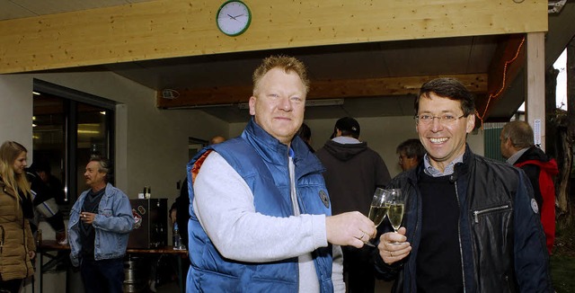 Mit einem Glas Sekt &#8211; und natrl...z (rechts) das neue Vereinsheim ein.    | Foto: Adrian Hofmann