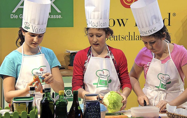 In ihrem Element: (von links) Vanessa ...nne Mild beim Kochfinale in Stuttgart.  | Foto: privat