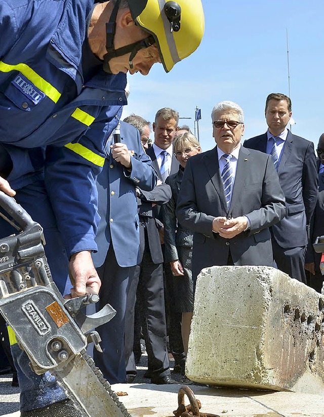 Georg Matthis fhrt Bundesprsident Gauck die Betonkettensge vor.   | Foto: THW