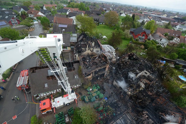 Bei einem Grobrand in Neuried-Altenheim wurden mehrere Gebude zerstrt.  | Foto: dpa