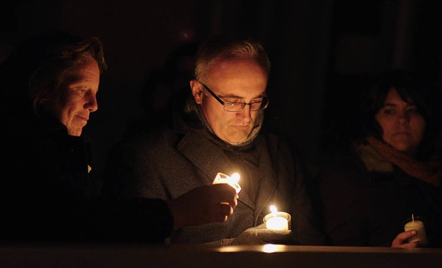 Es wird heller: Glubige znden im dunklen Gotteshaus Kerzen an.   | Foto: Bettina Schaller