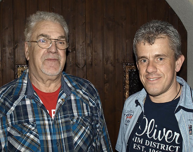 Hans-Dieter Werner (links) erhielt vo ...ises  Buurefasnacht,  die Ehrennadel.   | Foto: Paul Schleer
