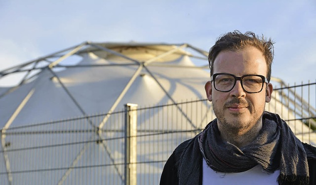 Markus Bader vom Berliner &#8222;Rauml...or dem Weiler Buckminster Fuller Dome   | Foto: Annette Mahro