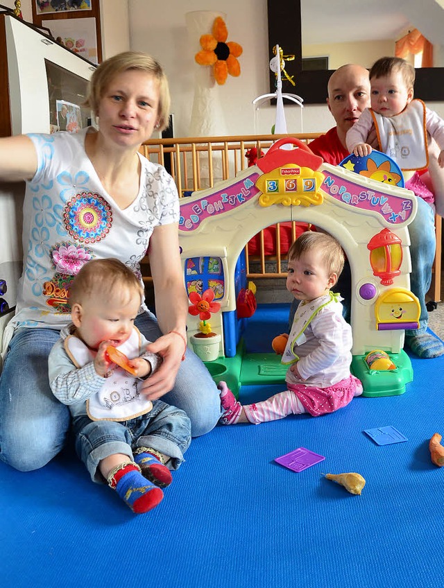 Familie Schler feierte am Ostermontag... das geschenkte Spielzeug begeistert.   | Foto: Martina Proprenter