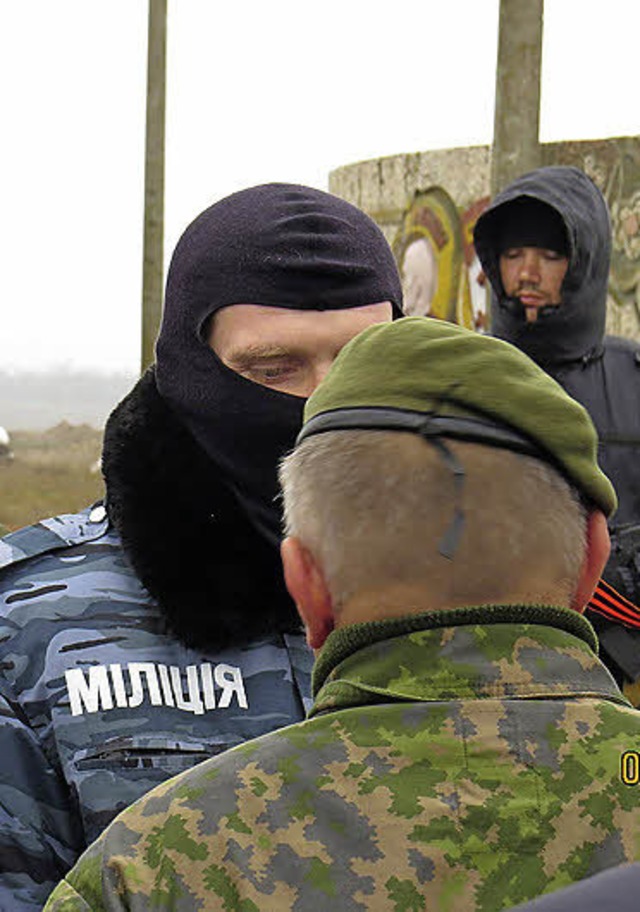 Anfang Mrz blockierten pro-russische ...OSZE-Beobachtern den Zugang zur Krim.   | Foto: dpa