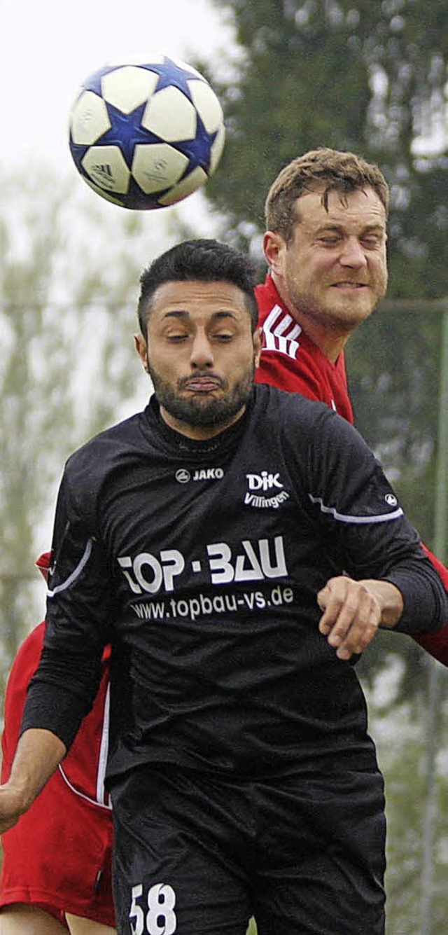 Kopfballduell zwischen  Fatih Avci von...sich redlich, aber es blieb beim 0:0.   | Foto: Reinhardt