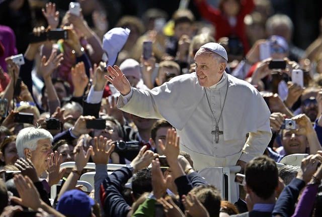 Papst Franziskus grt Glubige auf dem Petersplatz in Rom.   | Foto: AFP