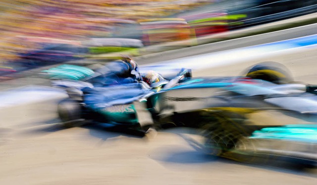 Lewis Hamilton ist und bleibt der gro... spielt geradezu mit der Konkurrenz.    | Foto: DPA