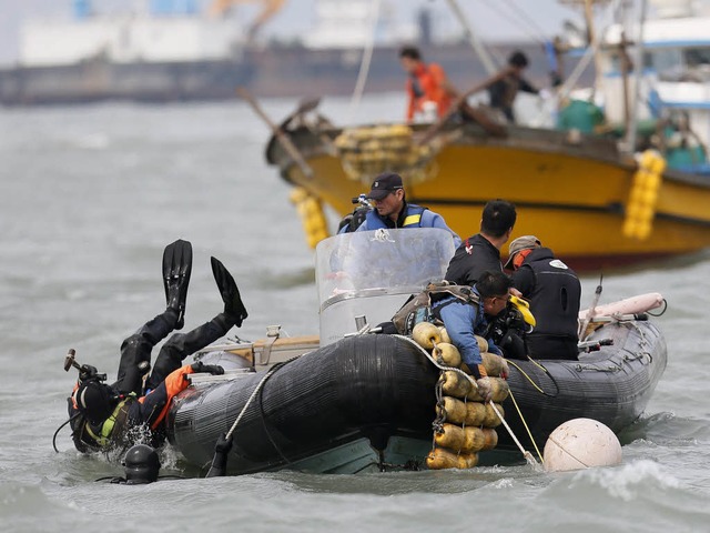 Suche in unruhigem Wasser: 220 Mensche...fsunglck in Sdkorea noch vermisst.    | Foto: dpa