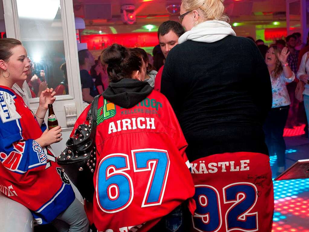 Partystimmung im Schneerot: Die Spieler des EHC Freiburg feiern mit ihren Fans den Abschluss einer tollen Saison.