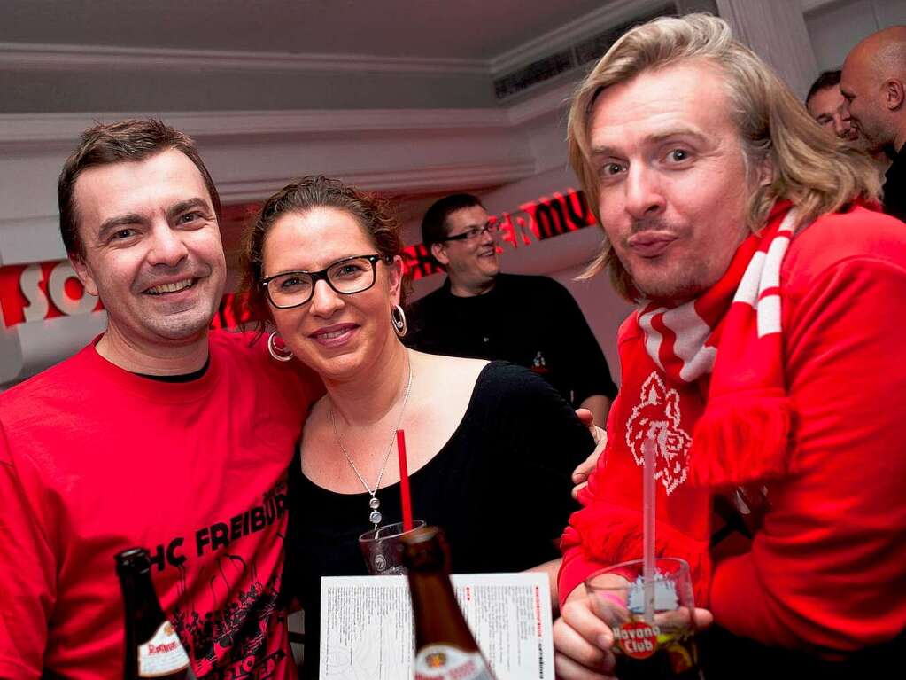 Partystimmung im Schneerot: Die Spieler des EHC Freiburg feiern mit ihren Fans den Abschluss einer tollen Saison.
