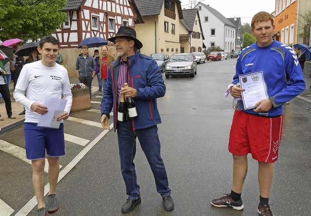 Ortsvorsteher Wilfried Engler bergab ... und Michael Brandt  Urkunde und Wein.  | Foto: Tenz