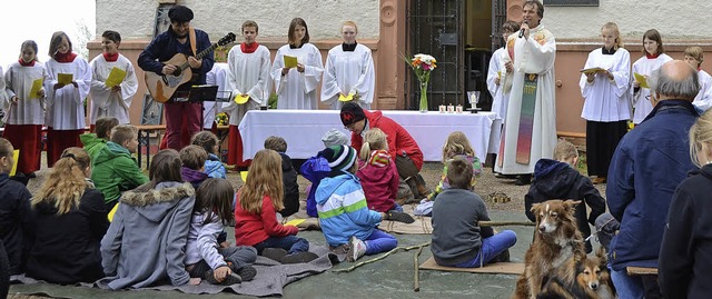 Ostermontaggottesdienst mit groer Gem...en Kinder vor dem Katharinenkirchlein.  | Foto: Roland Vitt