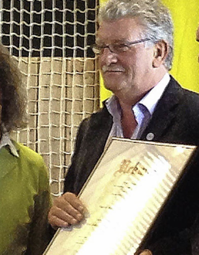 Manfred Thrnle vom Tennisclub Rotwei...r Silbernen Ehrennadel ausgezeichnet-   | Foto: Privat