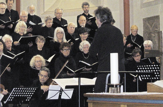 Jrn Bartels leitete den Chor und bernahm auch selbst ein Stck an der Orgel.   | Foto: Hildegard Karig