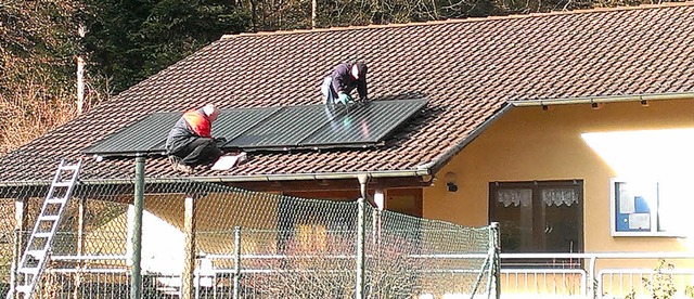 Michael Berger und Erhard Kuder bei der Montage der Solarmodule auf dem Dach.  | Foto: Privat