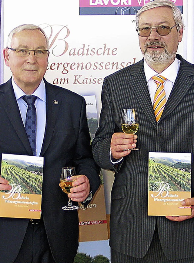 Ernst Lavori (links) und  Norbert Beha halten das  neue Buch in den Hnden.   | Foto: Gustav Rinklin