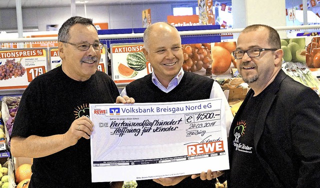 bergabe der Spende von Inhaber Peter ...rbs (links) und Manfred Schwendemann   | Foto: Rewe-Markt