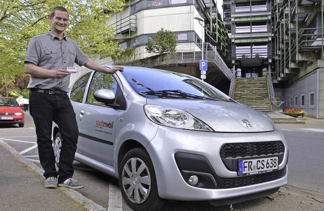 Auch Rathaussprecher Horatio Gollin st...ig in eines der Car-Sharing-Autos ein.  | Foto: Martin Herceg