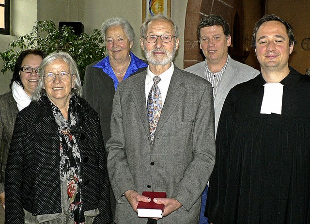 Rosemarie und Walter Wenk wurden aus d...h Brkel und Pfarrer Gregor Herrmann.   | Foto: eckard