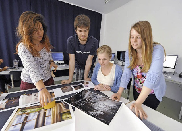 Design-Studierende im Fotokurs (von li...Simon Bross, Nele Kern und Lisa Martin  | Foto: rita eggstein