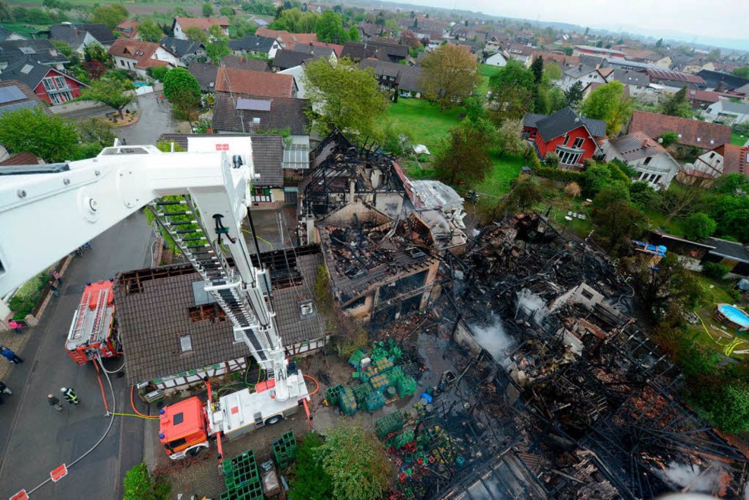 Das Anwesen in Neuried-Altenheim ist durch den Großbrand nahezu zerstört worden.  | Foto: dpa