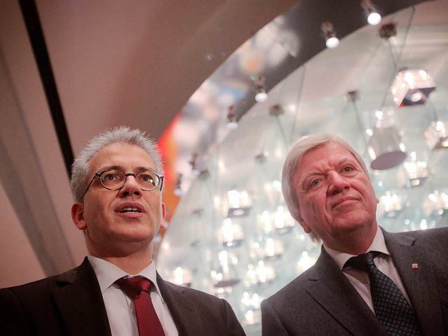 Einst Erzfeinde, jetzt Partner: Tarek ...ne, links) und Volker Bouffier (CDU)   | Foto: DPA