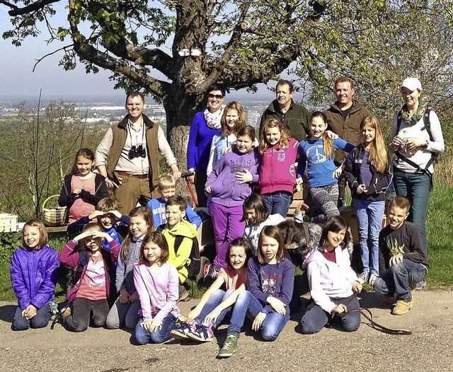 Die Teilnehmer an der Putzete legen eine Rast ein.   | Foto: Schule