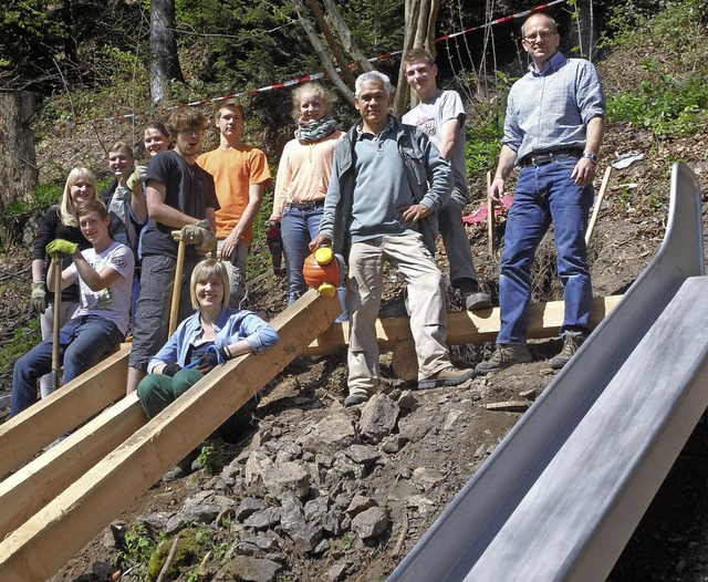 Krftig angepackt haben neue junge Leu... Markus Schfer (Dritter von rechts).   | Foto: JOSEF FALLER